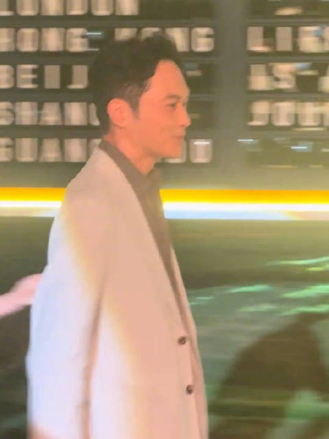 张智霖空降上海前滩，55岁的他怎么还这么帅！