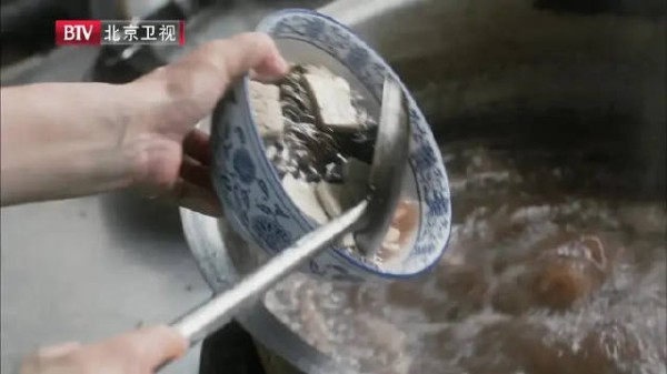 顺子和窦老师下馆子解馋，美美地唠起了他的小梦想
