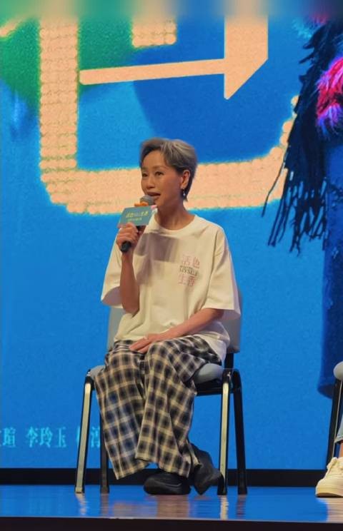 看到了 看到了即使不是黄色头发 多巴胺穿搭 一眼也能看到你 @叶童