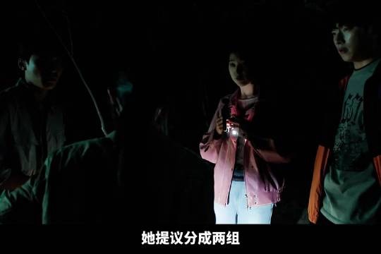 前方高能！同伴被鬼组长引诱到湖中央，手电筒照亮水面…