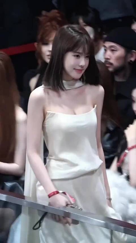 优雅走秀,时尚白裙,自信微笑