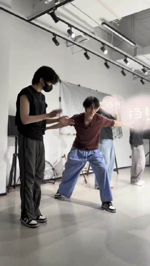 我真笑得不行 让学一下喵的动作 邱鼎杰:暴风星云裂!