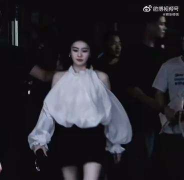 白鹿冷脸走路，就这个鹿鹿帅啊，气场无敌了