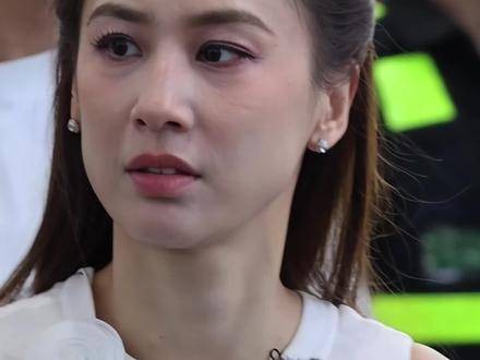 四十不惑的星女郎黄圣依,举手投足间尽是优雅与从容,素颜亦光芒自绽