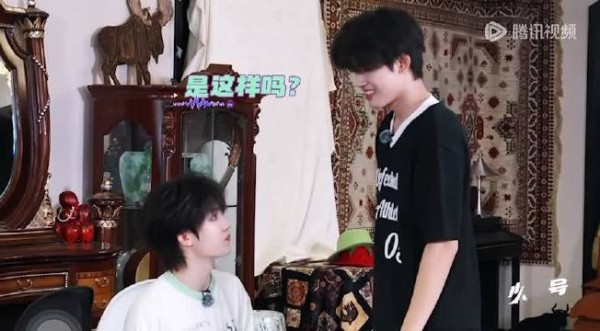 你们快让张极玩那个所有人花式喊张泽禹你看他抬几次头