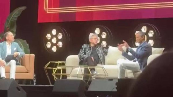 笑死:川普临时打进黄仁勋采访现场,全场哄堂大笑起来!