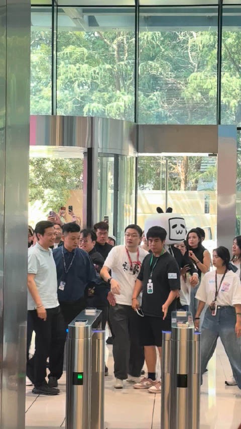 雷军回B站赠送全体正职员工SU7车模