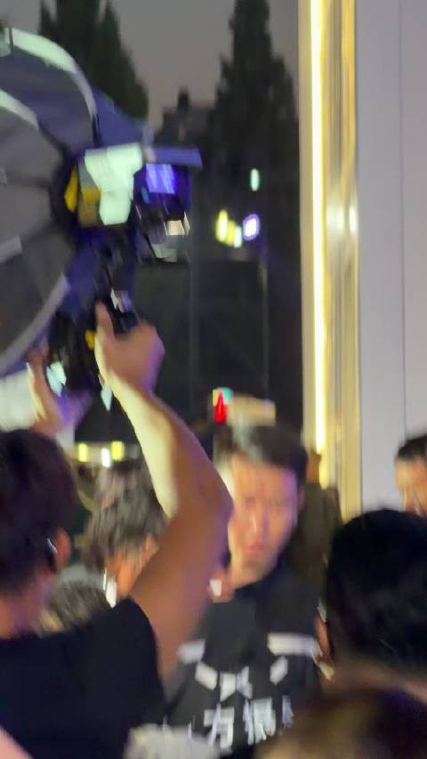 小鹏的活动人山人海的 抓拍个尹正不容易吖