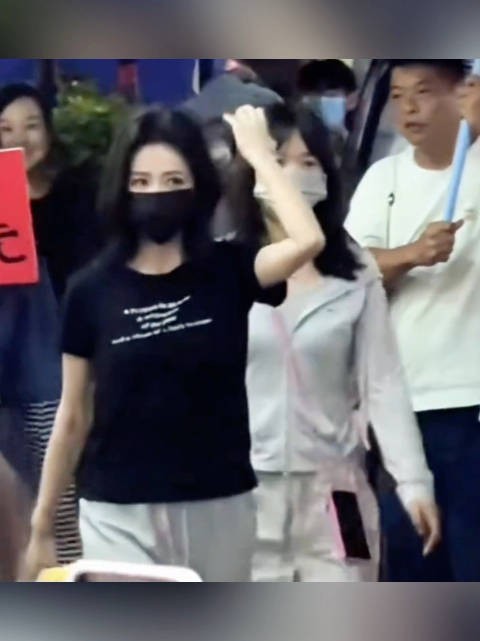 白鹿找不到裤兜了