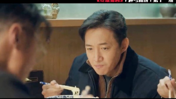 刑警受邀吃饭时惊讶的发现，眼前这位声名显赫地产大亨…