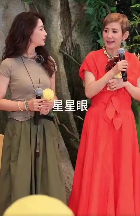 吴君如红裙张扬，殷桃卡其军绿随性，两代女神同框