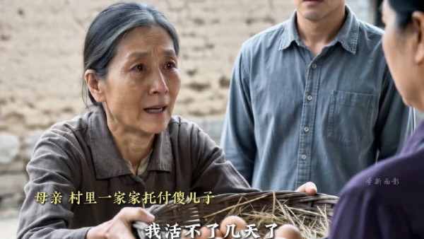 母亲牵挂不能自理的傻儿子，乡亲们坚持养了20几年，如今依旧