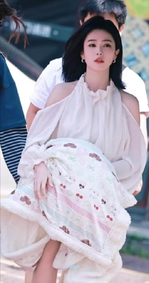 •所以是拟邀手握双平台4部破万的「国民女主」白鹿吗？