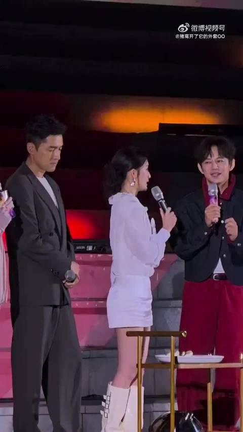 很久没见李沁跟何炅同框了，两位关系还是这么好…