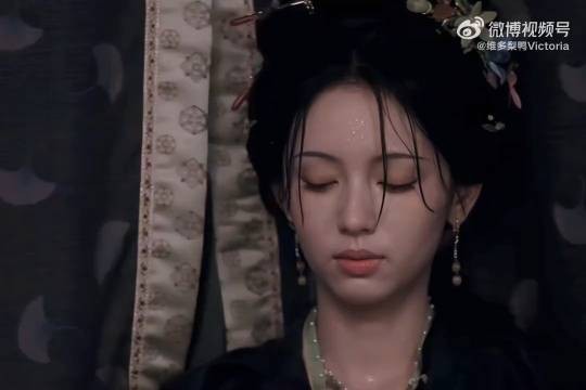 一瓯春喂糖这段，一瓯春第4集，谁懂一下这个谢清圆的破碎小猫眼神啊…