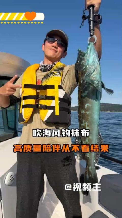 郑恺带4岁儿子去海钓，满怀期待两次起竿，收获两块抹布，搞笑效果拉满
