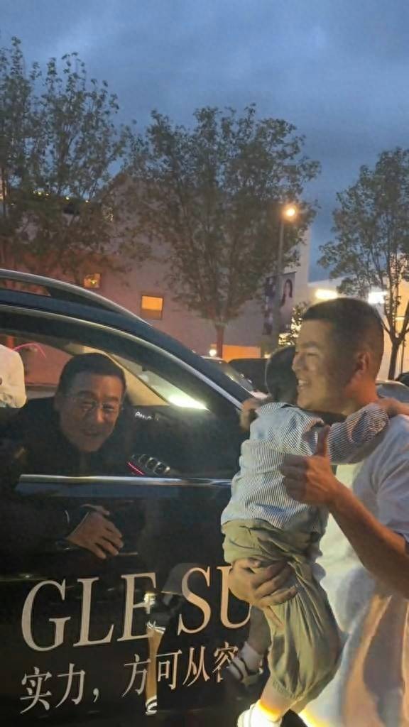 香港五届影帝街头被偶遇！坐车内仍陪粉丝合照，见小朋友特别宠爱