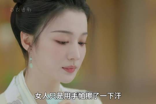 女人只是用手帕擦了下汗就将在场的名门贵妇们惊掉下巴