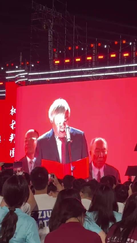 葬爱家族有出息了，终于出了一个当官的