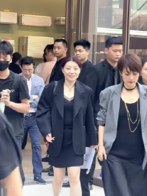 马伊琍穿巨大爱心战袍,展罗子君通透力量