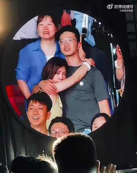 这个视频火了，网友评论：爱与不爱真的很明显