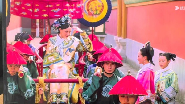前方名场面，甄嬛挠头 不知道是剧本啊，还是咱们娘娘真的头痒 9-7