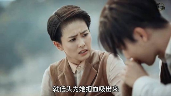 她不慎被螃蟹夹伤手指,不料被他的举动惊得愣在当场
