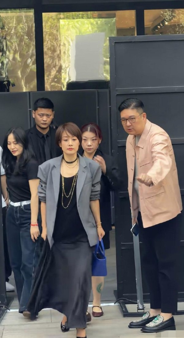 马伊琍50岁上海生图出圈,不婚不嫁照样把日子撑起来