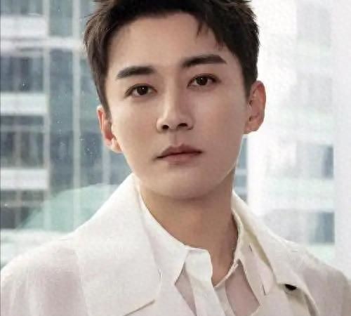 唐嫣捧不红，杨紫也没带火他，今36岁央视搭档谭松韵终于火了一把