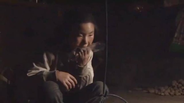 导演跟拍两年，只有10岁的留守儿童在家照顾两个妹妹，又当爹又当妈