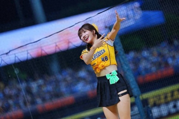 突发！香港女星应援时遭棒球击中，痛到手发麻，曾演马国明养女