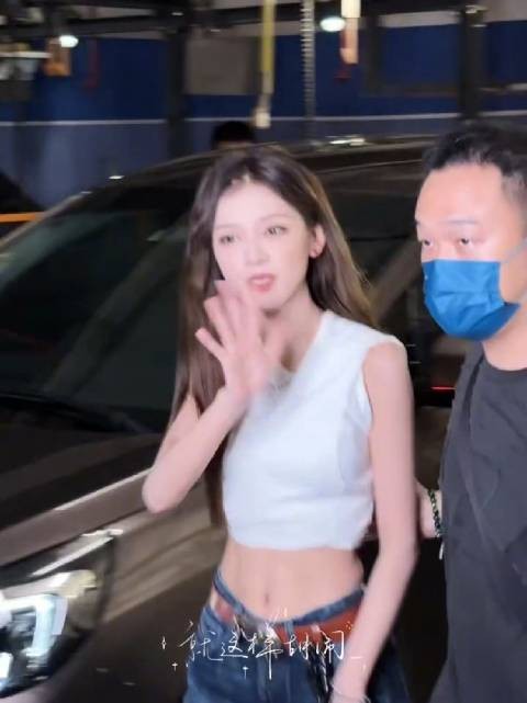 张予曦露腰造型呈现紧致腰腹线条，辣感氛围到位
