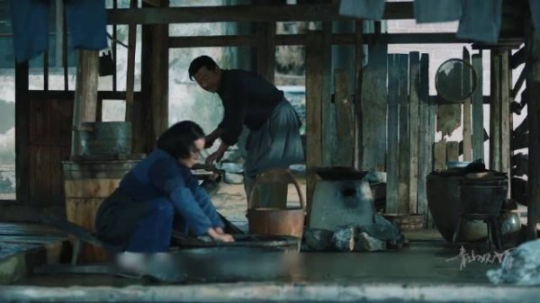 功勋:妻子支持丈夫放弃工作,孩子凑钱给妈妈看病!