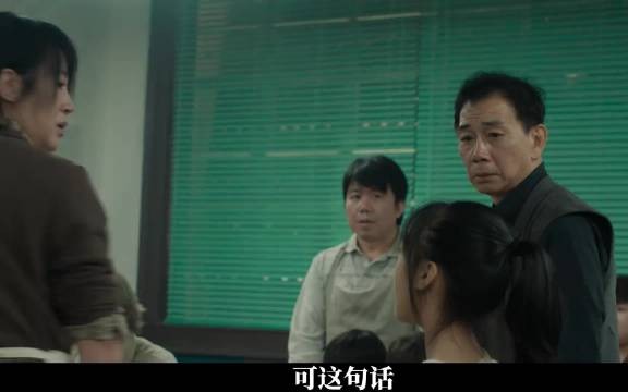 小摊被查抄母亲一言不发，女儿一句我不怕她崩溃痛哭