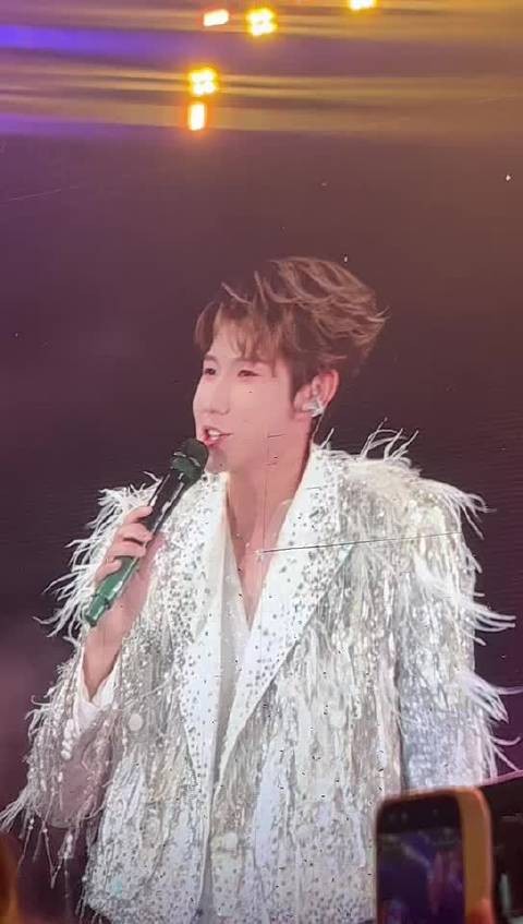 王源成都演唱会说:“以后不聊谐音梗了!”
