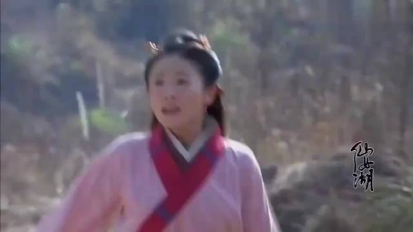 姑娘被箭射穿脖子竟没事，直接拔出来，箭：我不要面子吗？