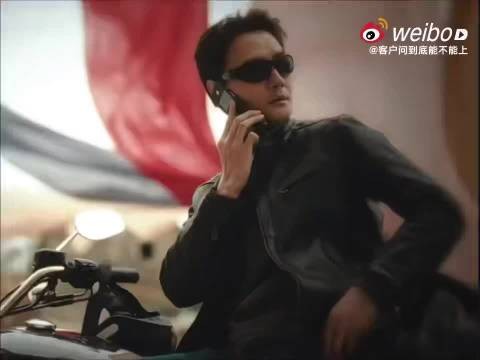王凯皮衣墨镜气场拉满，公路文男主既视感