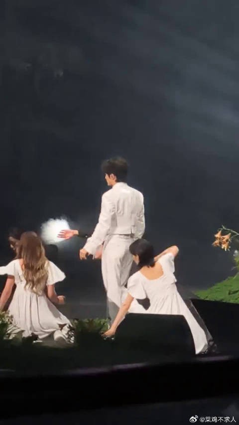 每一站的舞台细节都不重样，这份用心，根本藏不住