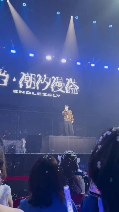 王俊凯演唱会全宇宙首唱新歌,与粉丝俏皮互动