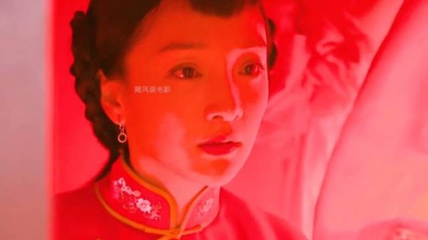 九儿嫁给了单家老二 ，好喜欢朱亚文这种， 后面那个高楼真高