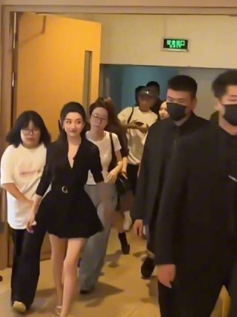 宋祖儿迪奥活动现场，出场那一刻我也忍不住“哇”了一声