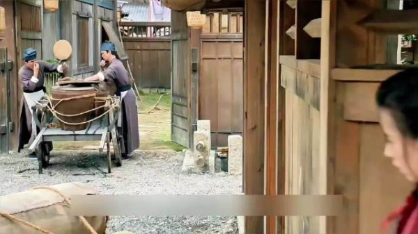 小师妹带着大师兄学人跟踪,发现潲水竟也能变成山珍海味