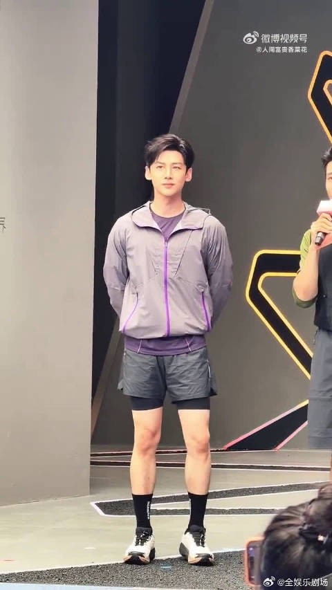 这身look别的都很好，就打底裤太抢戏