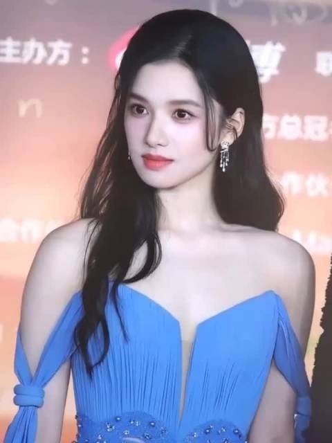 张婧仪丨蓝色系公主，好温柔的妆容，美得跟呼吸一样简单