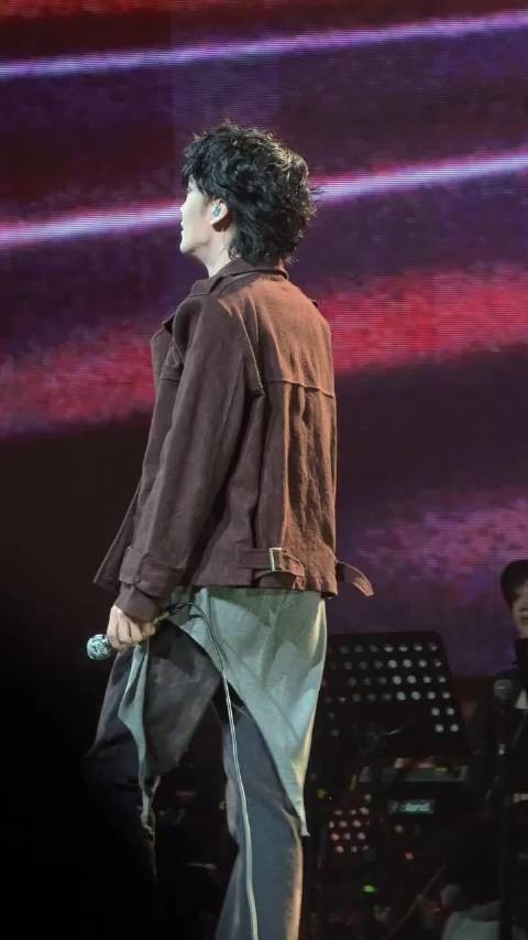 不知道王赫野有这种编曲实力拿什么输！完全音乐才子！好喜欢今晚的舞台！