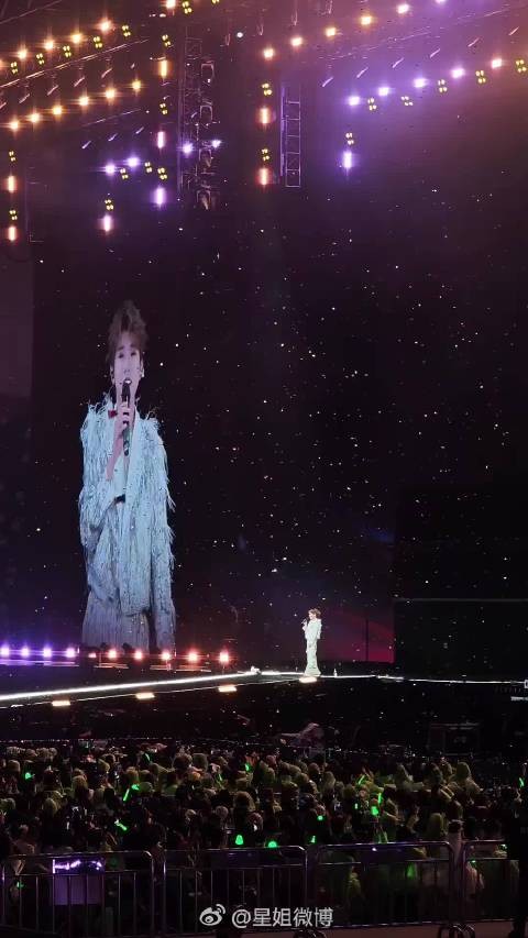 王源每一场演唱会都是这样密密麻麻的，座无虚席，国民度号召力真的太强了