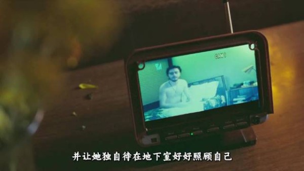 女孩趁绑架者外出撬窗逃跑，木板掉落暴露计划被退回