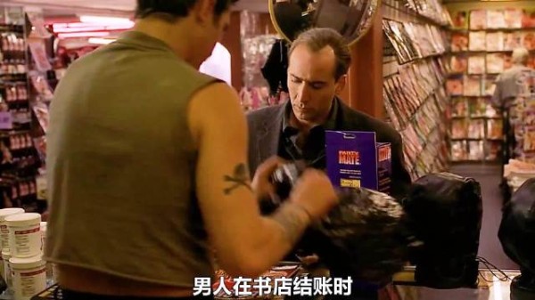 男人在结账时，无意中发现桌上的头套很眼熟