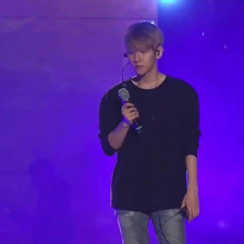 谁懂钟大唱错词时伯贤那一瞬的笑靥！边伯贤 baekhyun