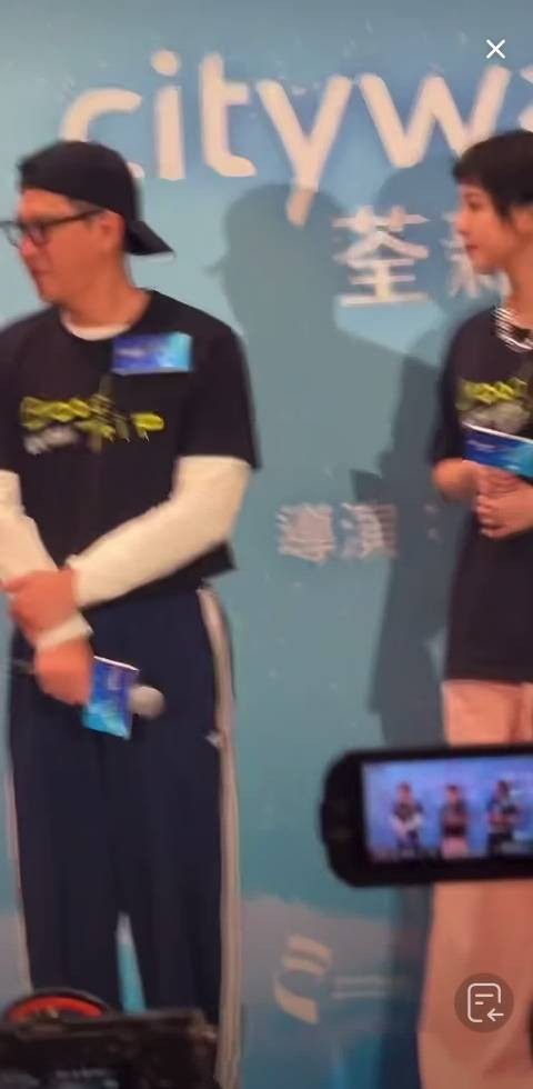 梁家辉一身休闲运动打扮，状态松弛随和